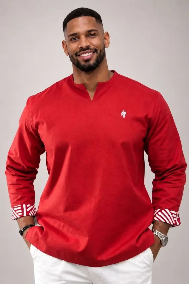 Chemise rouge, la couronne MF brodée sur la poitrine